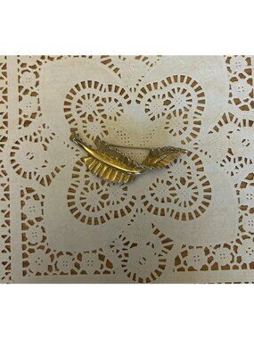 Vintage Monet Jewelry Signed Brooch Pin Gold Tone Detail Twisted Leaf